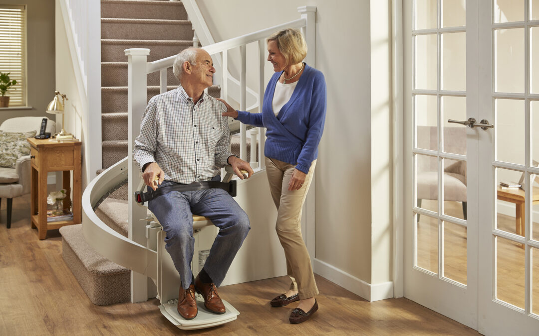 "Monte-escalier courbe de Monte-Escaliers 66, conçu pour escaliers avec virages et paliers. Installation sur mesure et design élégant pour une intégration harmonieuse."